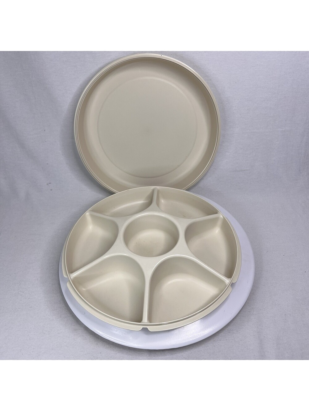 Tupperware 1665 Vintage Divided Party Veggie Snack Dip Tray w/ Lid Beige